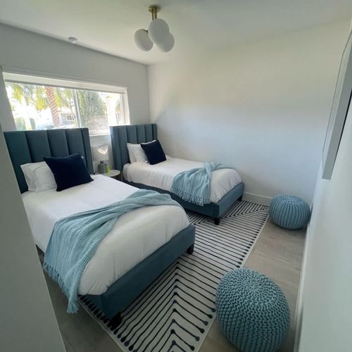 Twin-bed room with a bright layout and cozy touches, perfect for a quiet and restful stay.