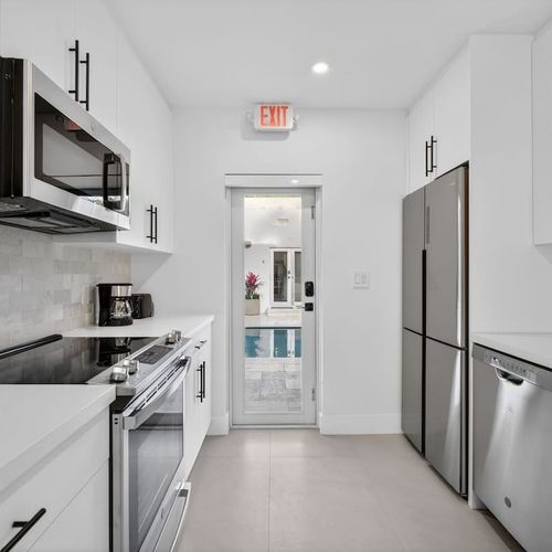 Dine, cook, and step right out to the pool—seamless indoor-outdoor flow.