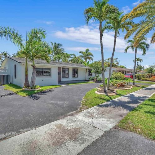 Enjoy the laid-back tropical atmosphere from the moment you arrive, with palm-lined surroundings, manicured landscaping, and convenient driveway parking right at the property.