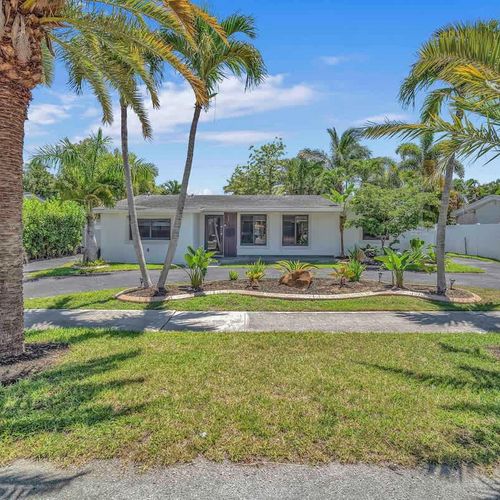 Enjoy the laid-back tropical atmosphere from the moment you arrive, with palm-lined surroundings, manicured landscaping, and convenient driveway parking right at the property.