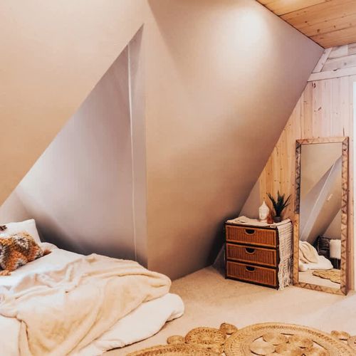 Drawers for guests, a view into the bathroom and a clothes rack to the right