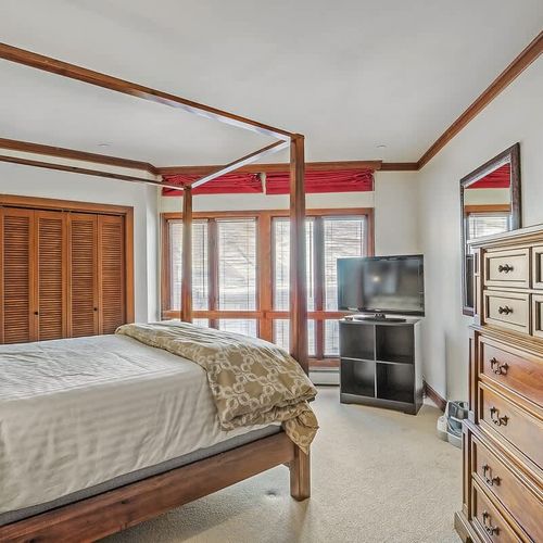 Second bedroom with queen bed