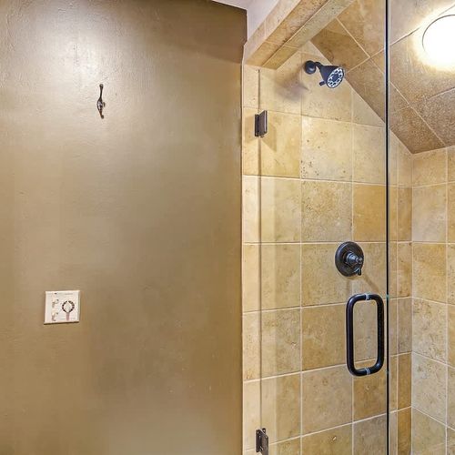 Primary en suite bathroom also has a walk-in shower