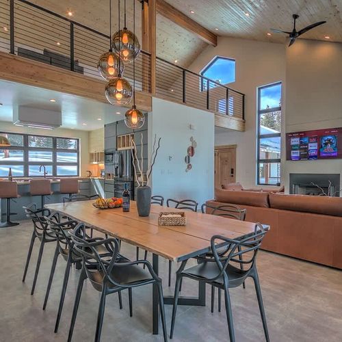 Main level (the fireplace is out of order)