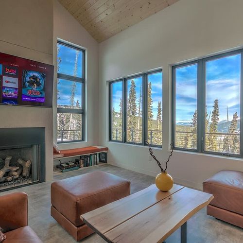 Main living area with smart TV (the fireplace is out of order)