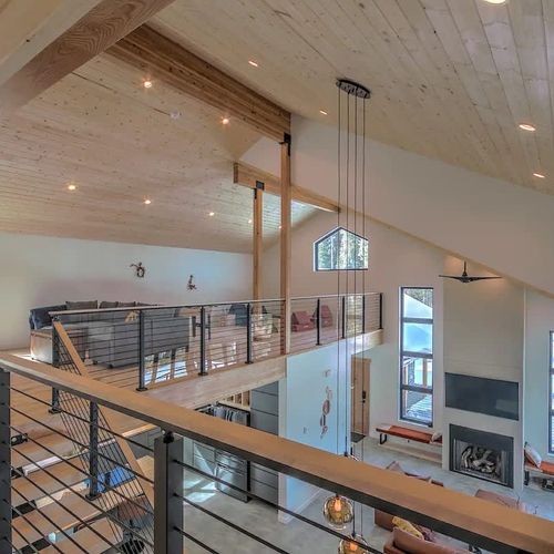 Upstairs loft with second living area and game table (the fireplace is out of order)