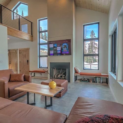 Entry and main living area (the fireplace is out of order)