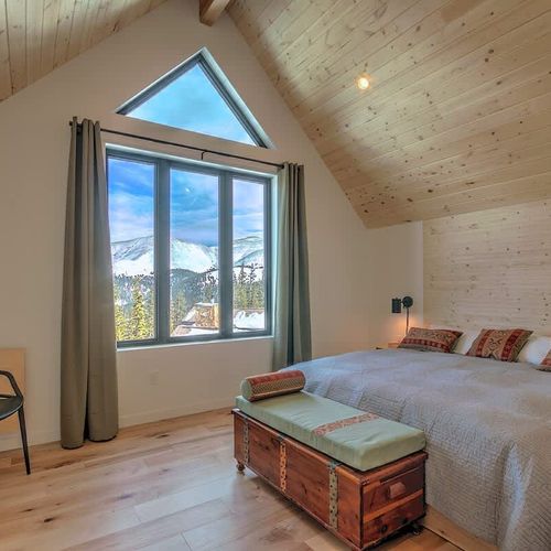 Bedroom 4 with king bed