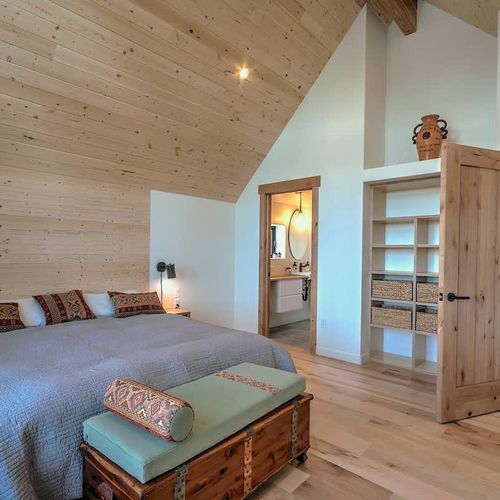 King bed in bedroom 4