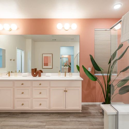 Primary bedroom's full ensuite bathroom