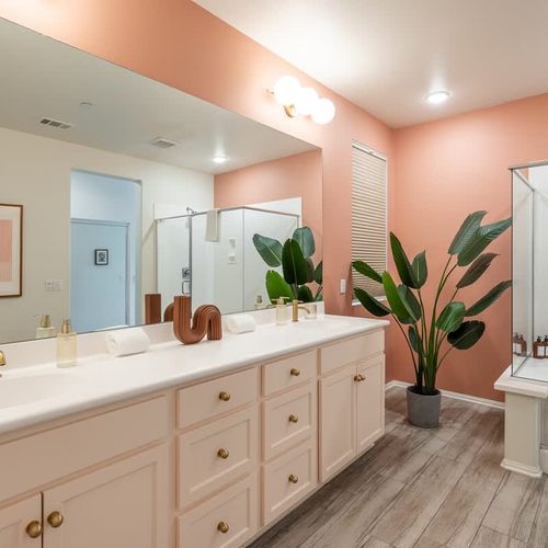 Large primary full ensuite bathroom