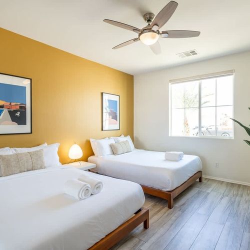 Bedroom 5 with 2 queen beds