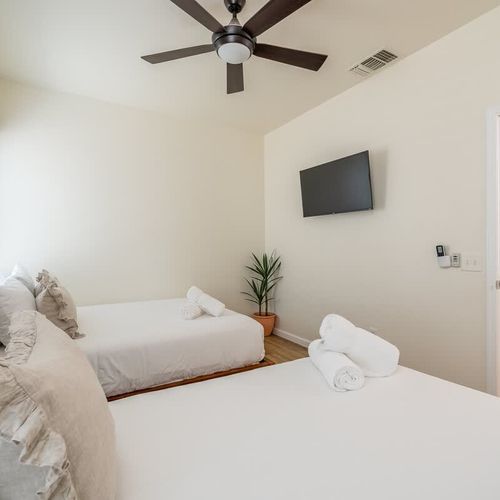 1 twin bed and 1 queen bed in bedroom 3