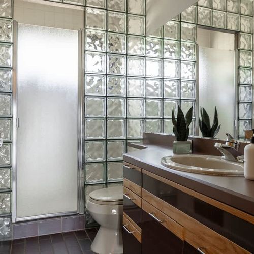 Main level full bathroom