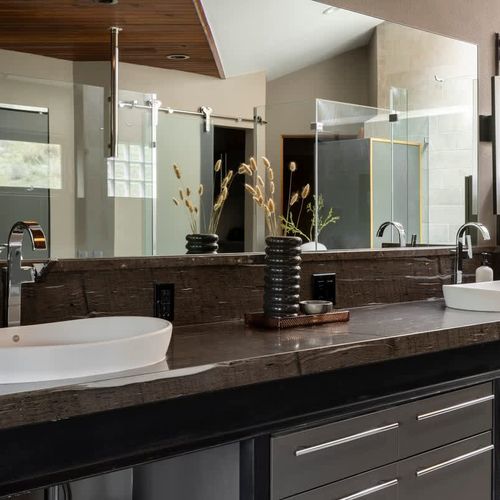 Primary en suite bathroom with dual vanity