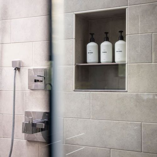 Primary en-suite shower
