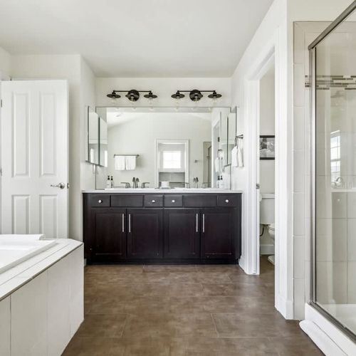 Primary en suite bathroom