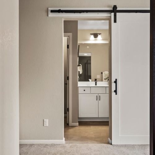 Primary bedroom's full private ensuite bathroom