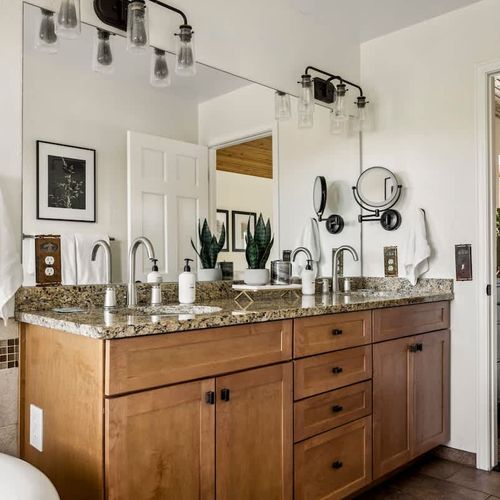 Primary bedroom's private full ensuite bathroom