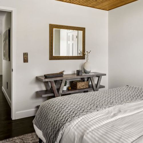 Queen bed in bedroom 3