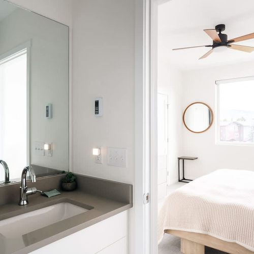 Primary bedroom's private full ensuite bathroom