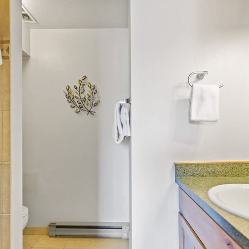 Private full ensuite primary bathroom