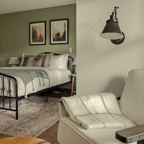 Bedroom 3 with seating area