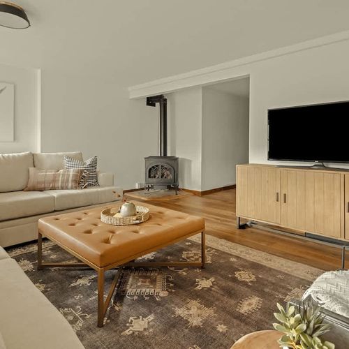 Lower level living room with fireplace and flatscreen TV (fireplace is non-operational)