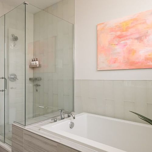 Primary en suite bathroom