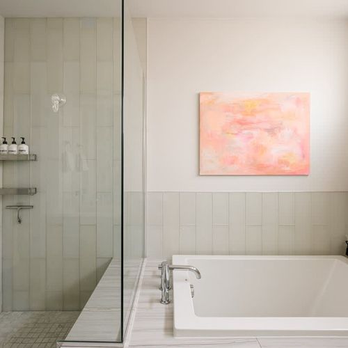 Primary en suite bathroom