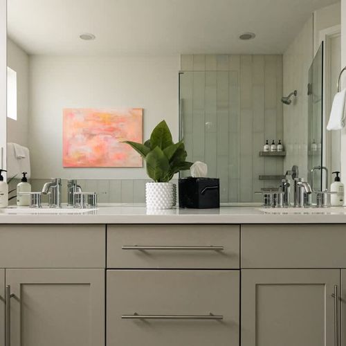 Primary en suite bathroom