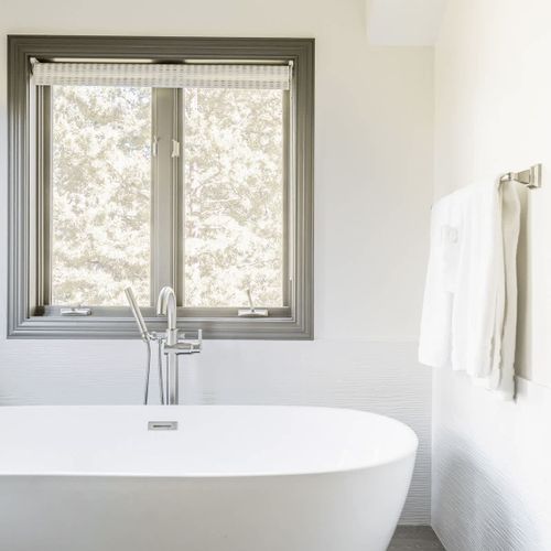 Bathtub in bedroom 1 en suite bathroom