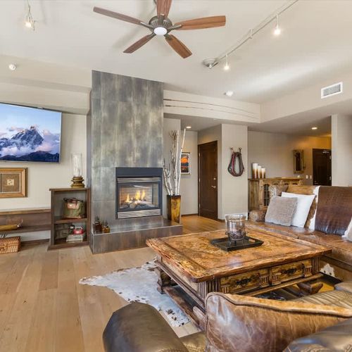 Living room with 75" TV and gas fireplace (Please note that the fireplace is turned off from April - November.)
