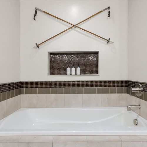 Primary en suite bathroom with soaking tub