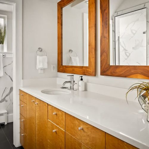 Primary bedroom en suite bathroom has 2 sinks