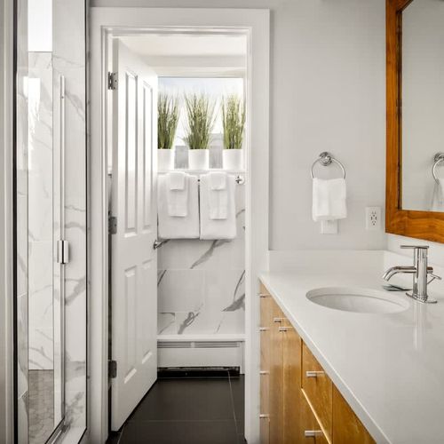 Primary bedroom en suite bathroom