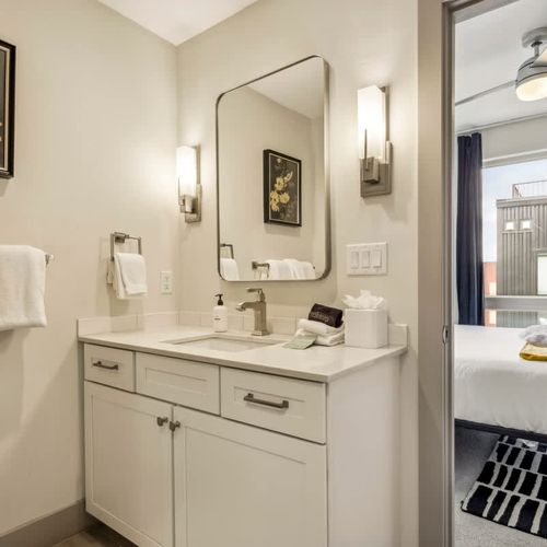 Primary bedroom's private full ensuite bathroom