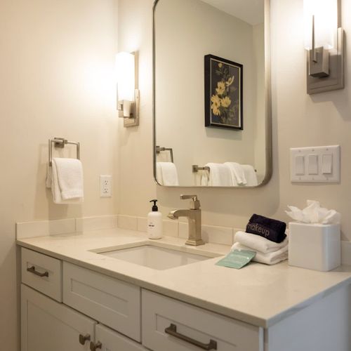 Primary full ensuite bathroom