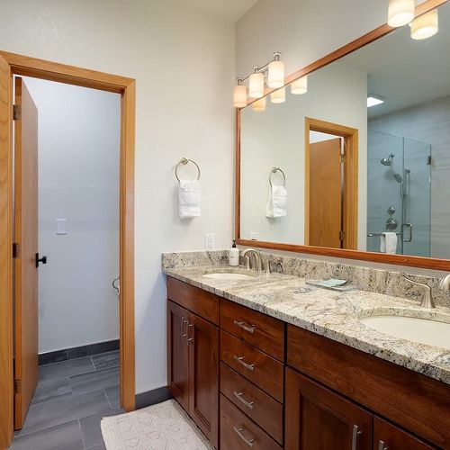 Bedroom 1 en suite bathroom