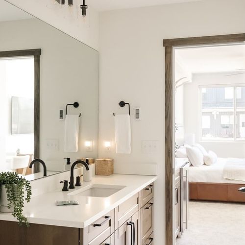 Primary bedroom's private full ensuite bathroom