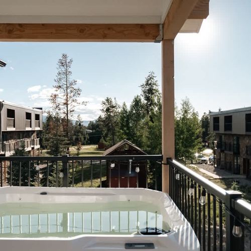Balcony with hot tub