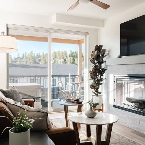 Living area with flatscreen TV