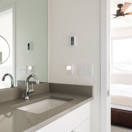 Primary bedroom's private full ensuite bathroom