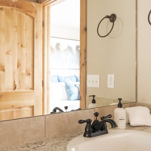 Primary bedroom's full ensuite bathroom