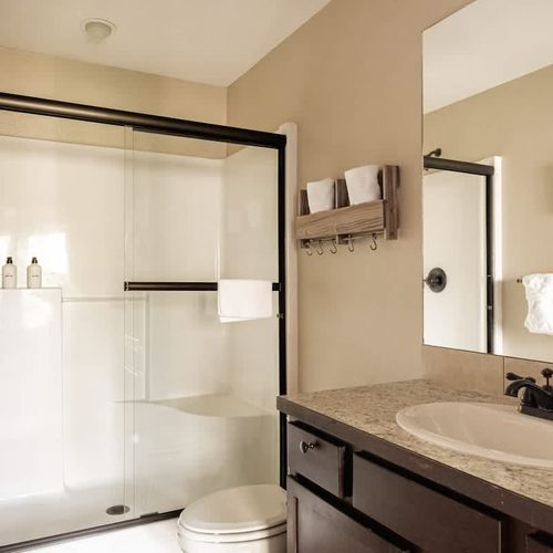 Full ensuite primary bathroom