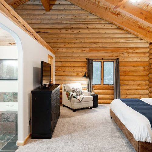 Primary bedroom with full ensuite bathroom