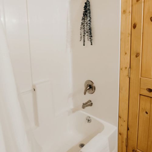 The bedroom basement ensuite bathroom features a shower-tub combo