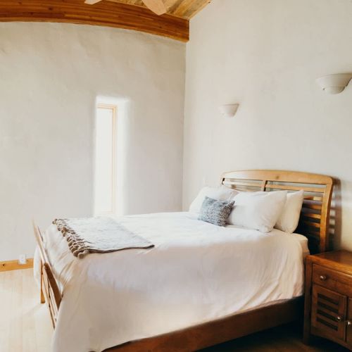 Upstairs bedroom - queen bed