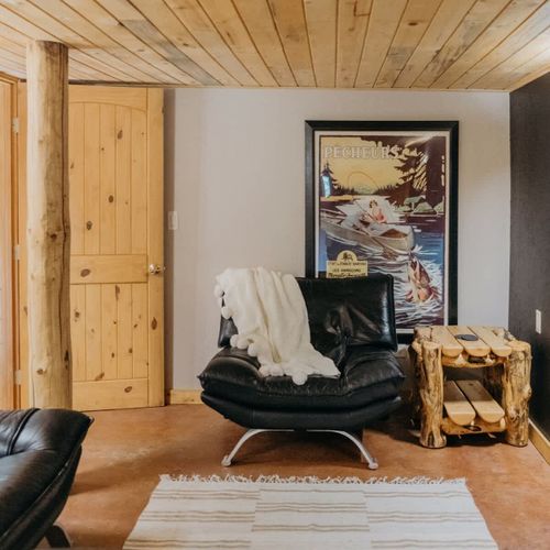 Sleek leather furniture and light wooden panels create a complementary atmosphere