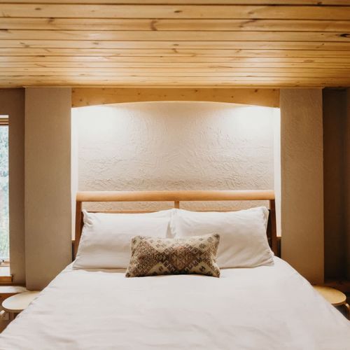 Queen bed in the basement bedroom